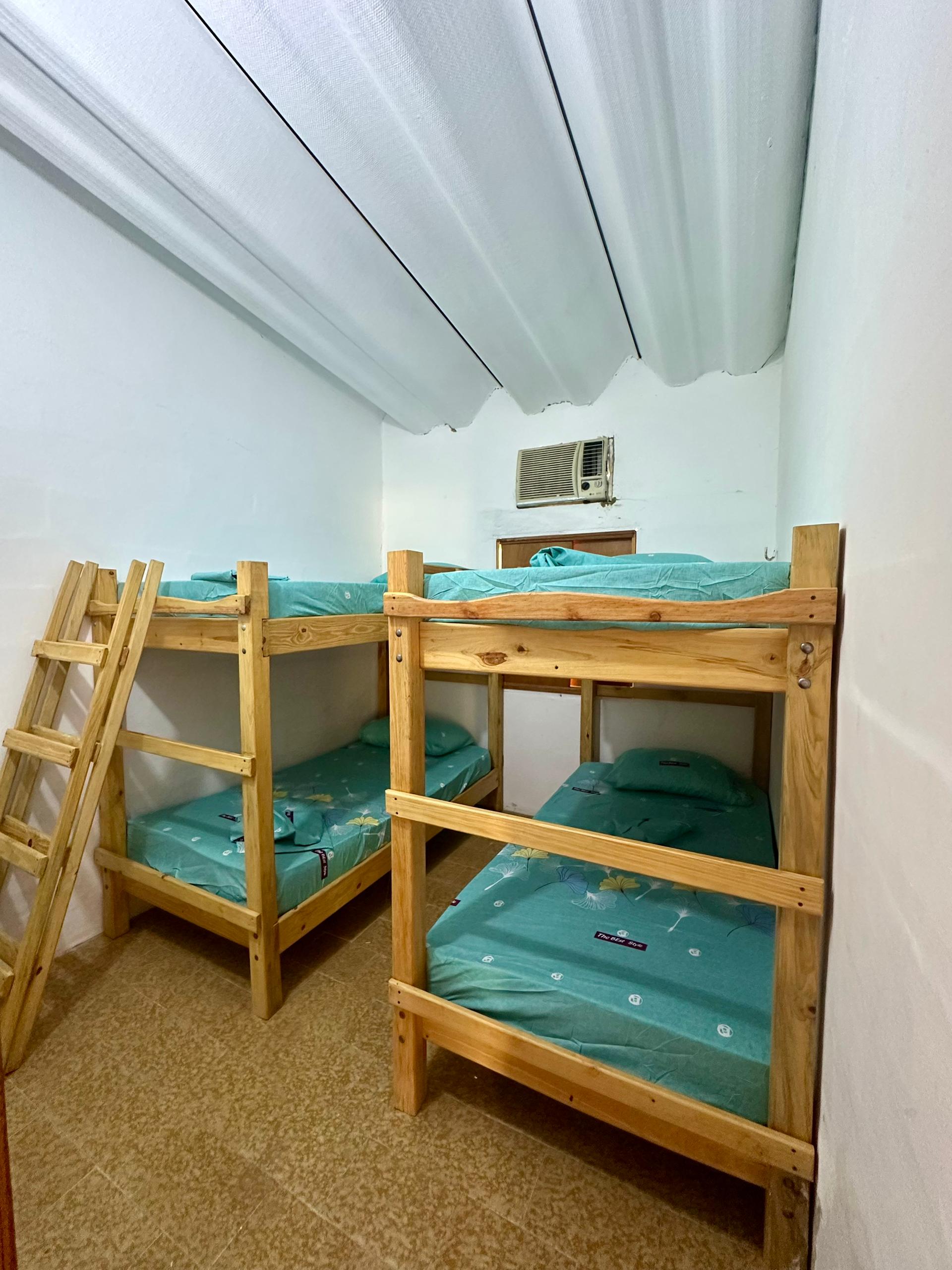 Habitación con literas y aire acondicionado