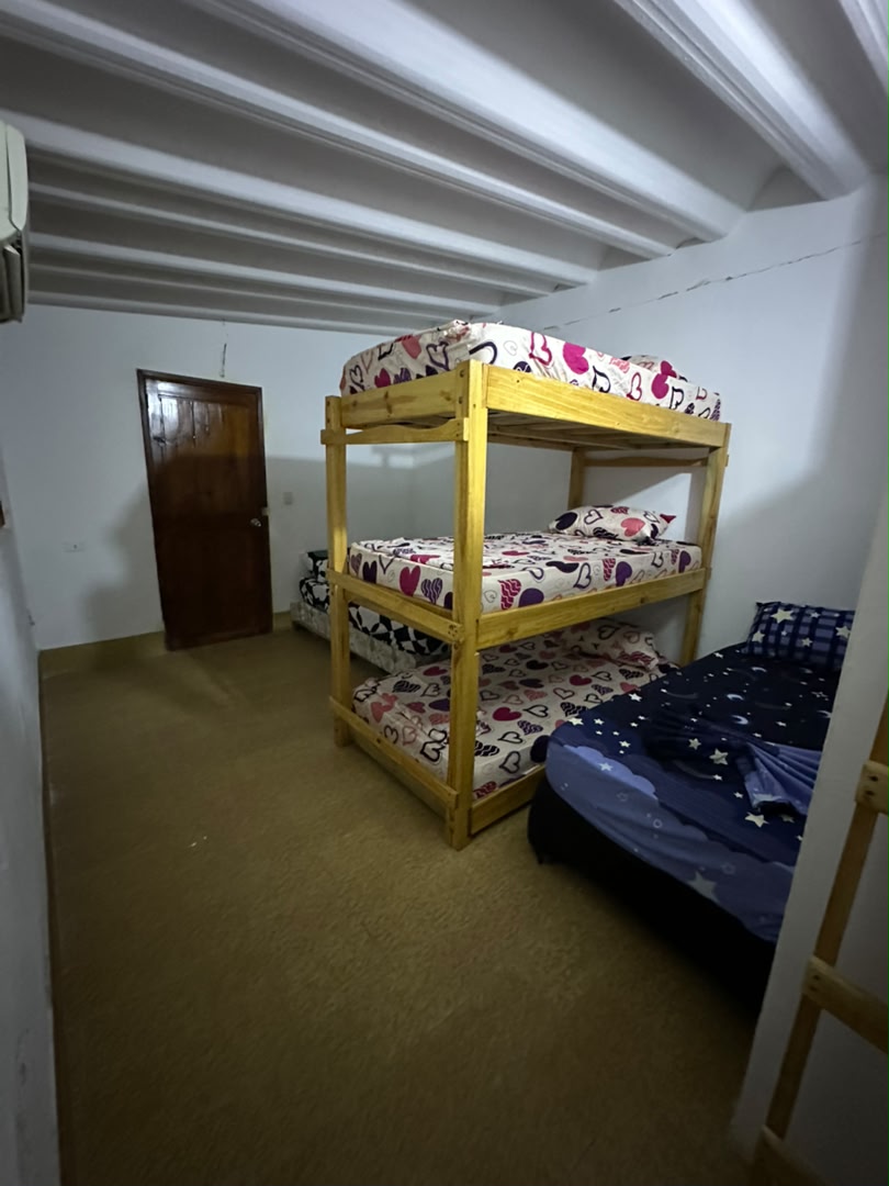 Habitación con literas y cama individual